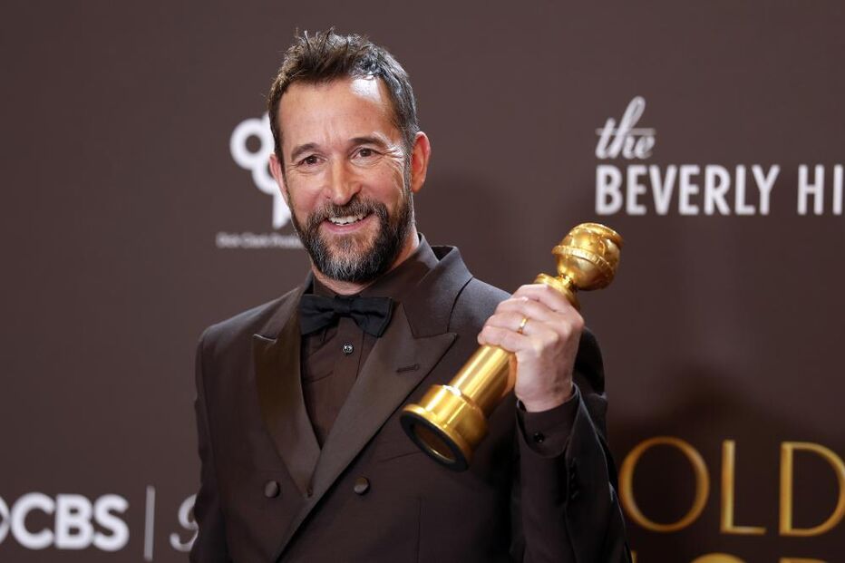 Noah Wyle venceu o Globo de Ouro de Melhor Ator em Série Dramática.