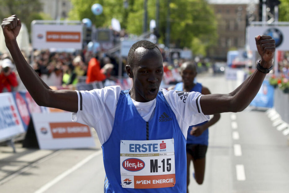 Albert Korir, maratonista queniano, suspenso por doping