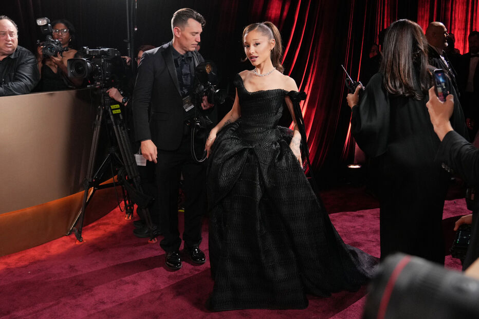 Ariana Grande, cantora e atriz, na 83.ª edição dos Globos de Ouro, este domingo