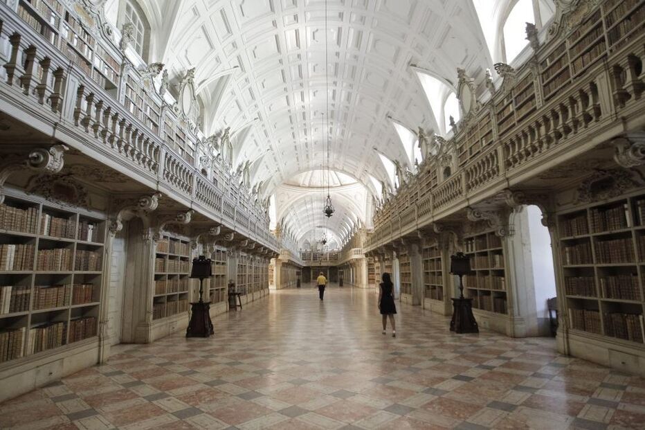 A biblioteca do Palácio de Mafra reabre após restauro