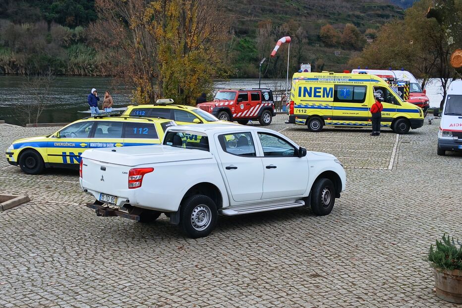 Equipas de emergência e veículos de saúde em local não identificado