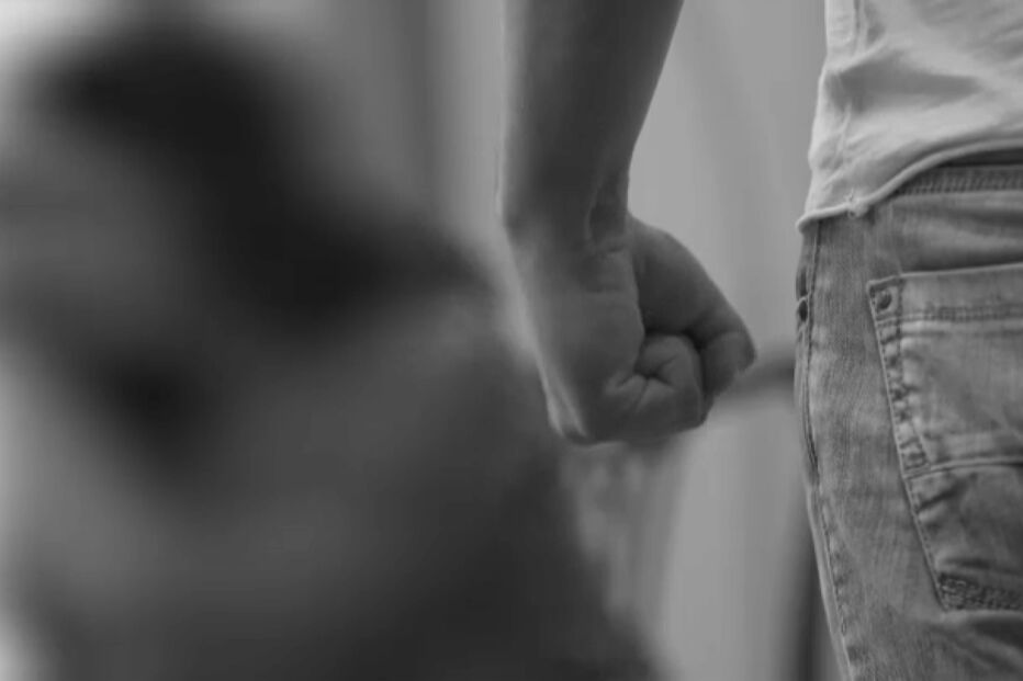 Maria vive numa casa-abrigo com a filha menor. Apesar de beneficiar de um botão de pânico continua a não sentir segurança