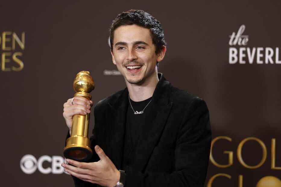 Timothée Chalamet com o Globo de Ouro