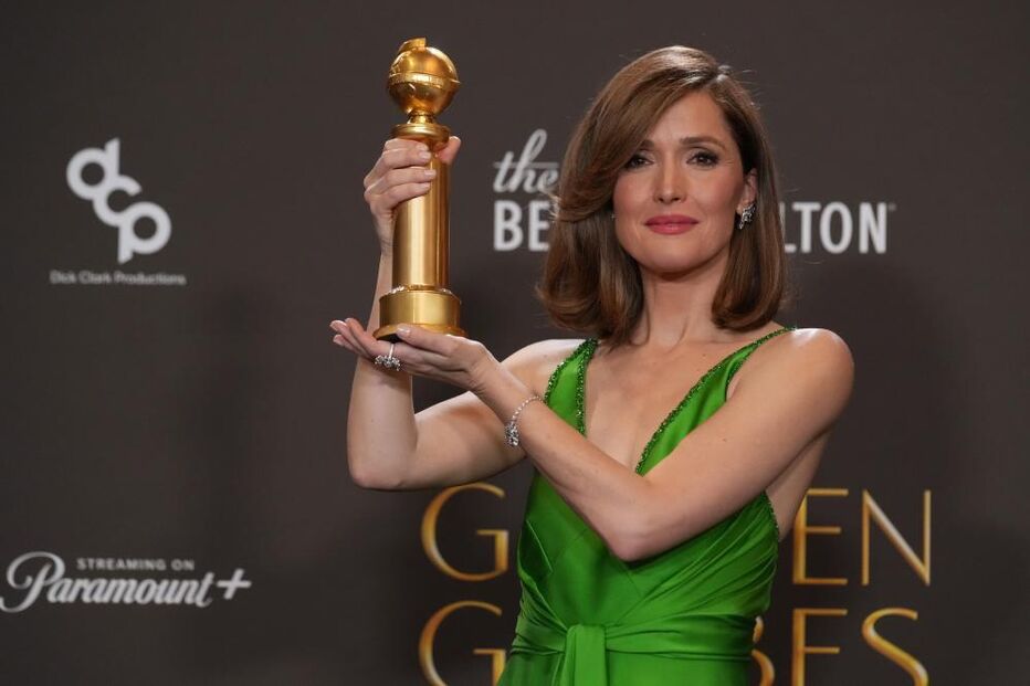 Rose Byrne com o Globo de Ouro pela obra sobre a revolução