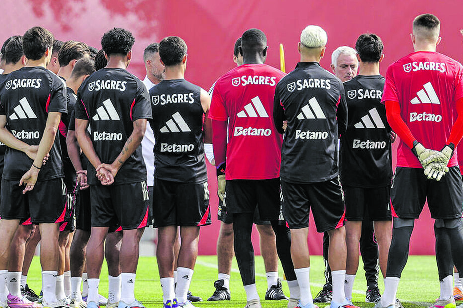 Plantel do Benfica promete mais atitude no Dragão