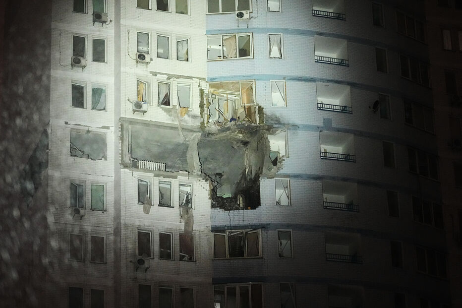 Ataque russo destrói parte de edifício em Kiev, provocando destruição e danos