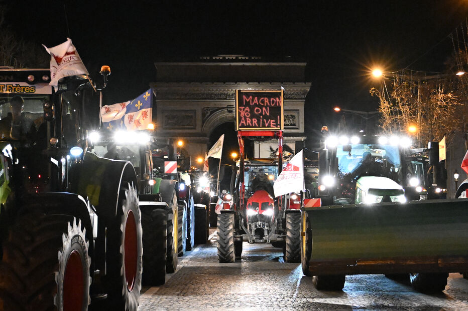 Agricultores franceses conduzem 350 tratores pelas avenidas de Paris