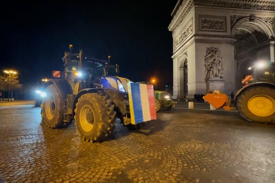 Agricultores protestam em Paris contra acordo UE-Mercosul com tratores
