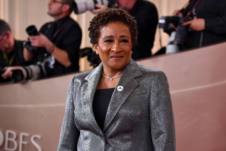Wanda Sykes usou pin onde se lê 'Be Good'