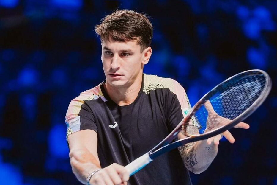 Camilo Ugo Carabelli corta o cabelo durante jogo