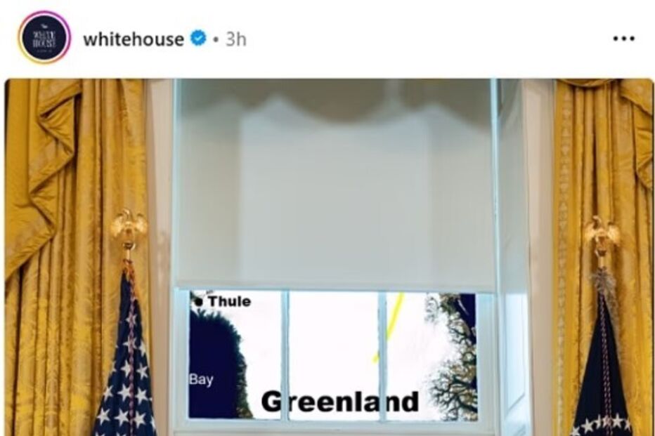 Trump olha para o mapa da Gronelândia a partir da janela da Casa Branca