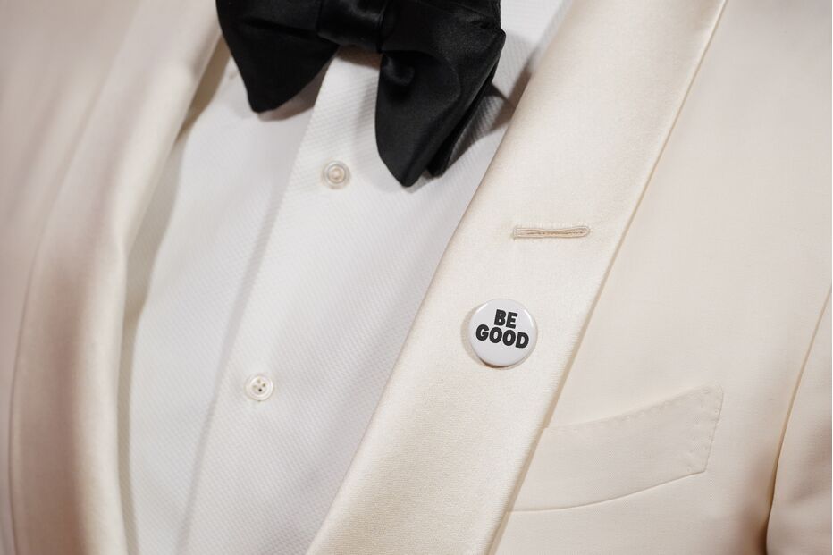 Mark Ruffalo protesta contra Trump nos Globos de Ouro com um pin 