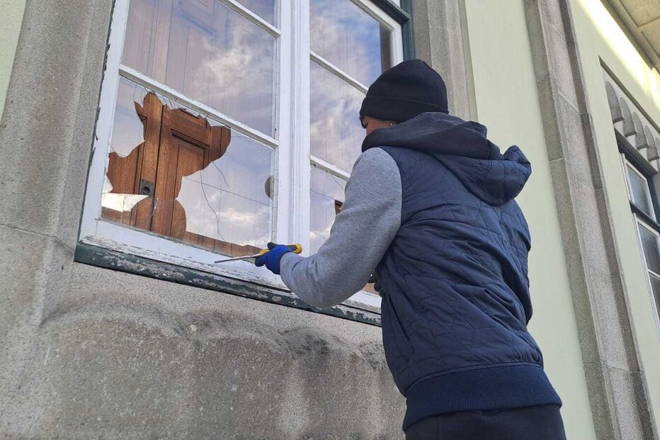 Homem detido por vandalismo no Tribunal de Viana do Castelo, após partir janelas