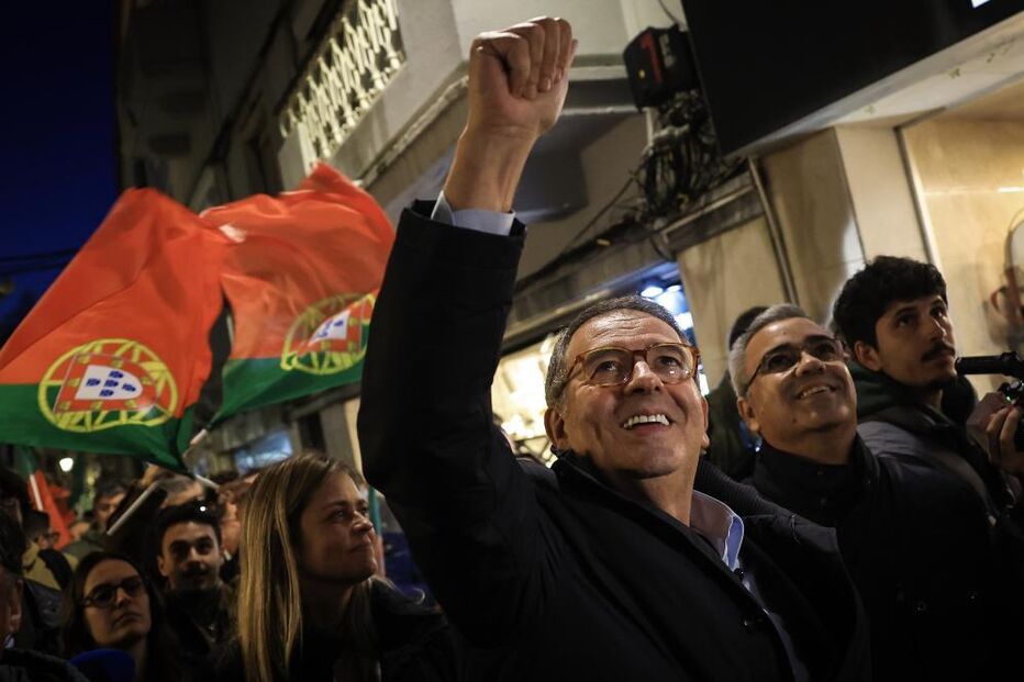 Marcelo Rebelo de Sousa discursa com a bandeira de Portugal