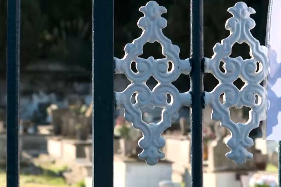 Furtos ou práticas de rituais são as principais hipóteses apontadas para vandalismo em cemitério de Alhos Vedros