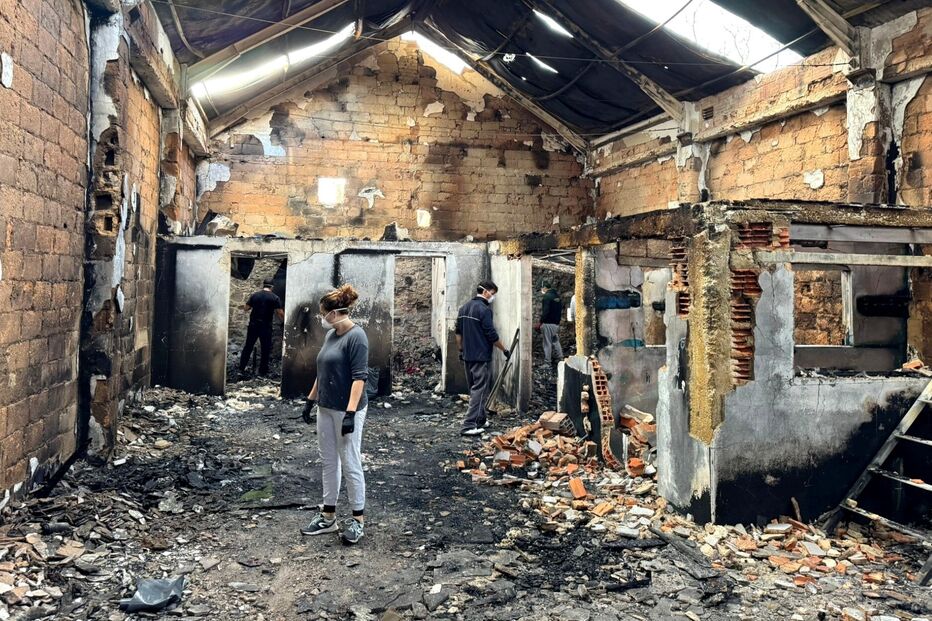 Voluntários ajudaram a remover escombros de fábrica de pranchas de surf