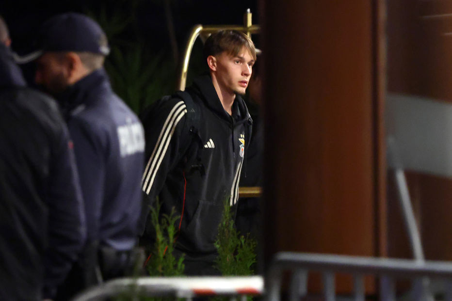 Amar Dedic à chegada do Benfica ao hotel Hollyday Inn, em Vila Nova de Gaia