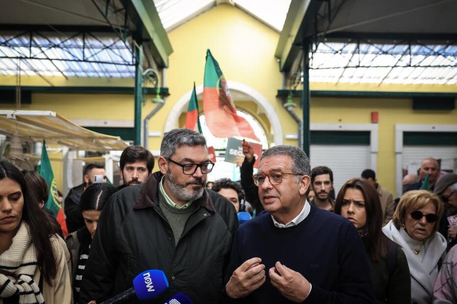 Seguro pede votos num comício com apoiantes e bandeiras de Portugal