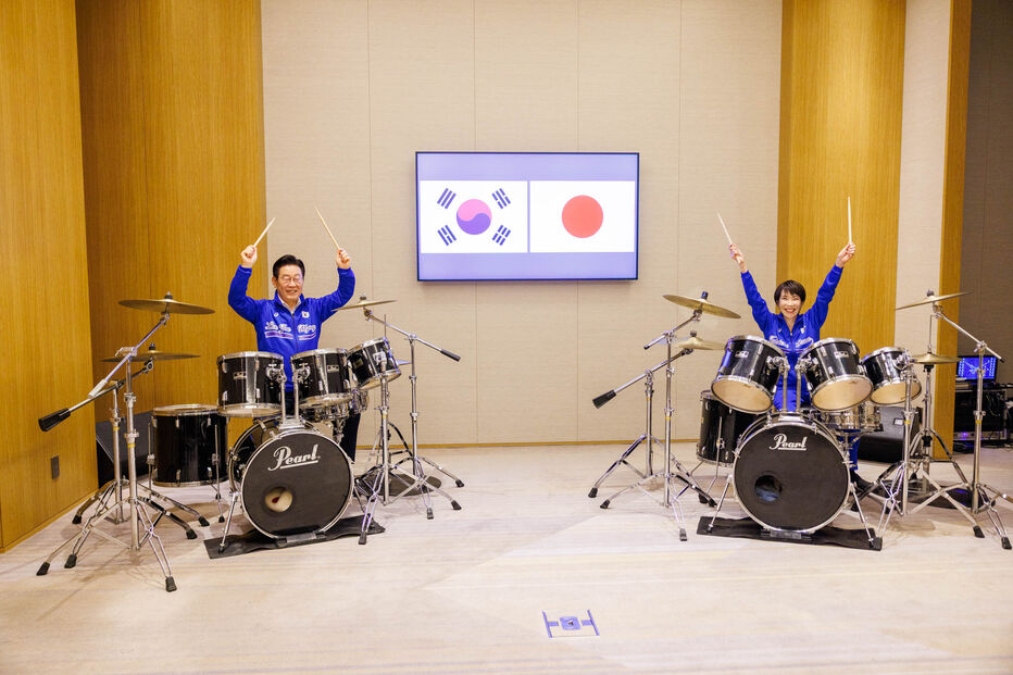 Primeira-ministra japonesa e presidente sul-coreano dão ‘concerto’ de K-pop.jpg