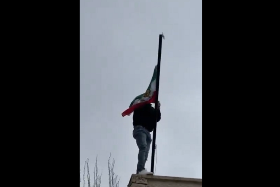 Manifestante subiu ao telhado da embaixada do Irão em Madrid para trocar bandeira