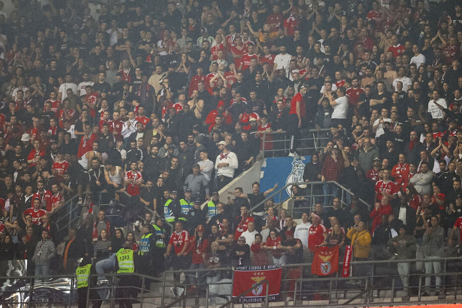 Adeptos do Benfica no Dragão