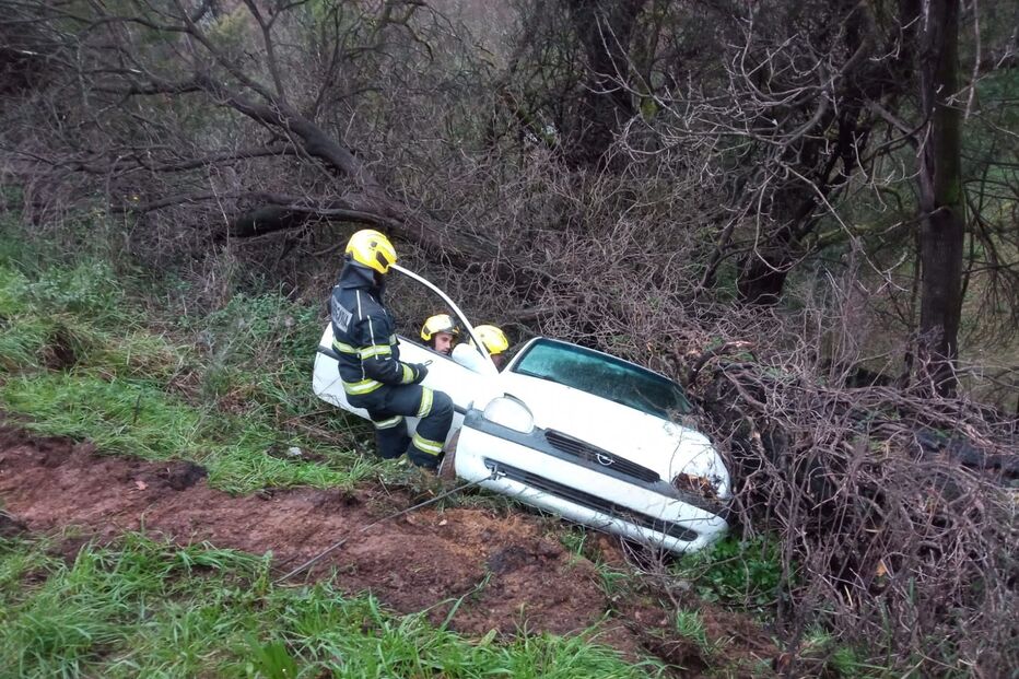Despiste de carro fere mulher; veículo cai em ravina