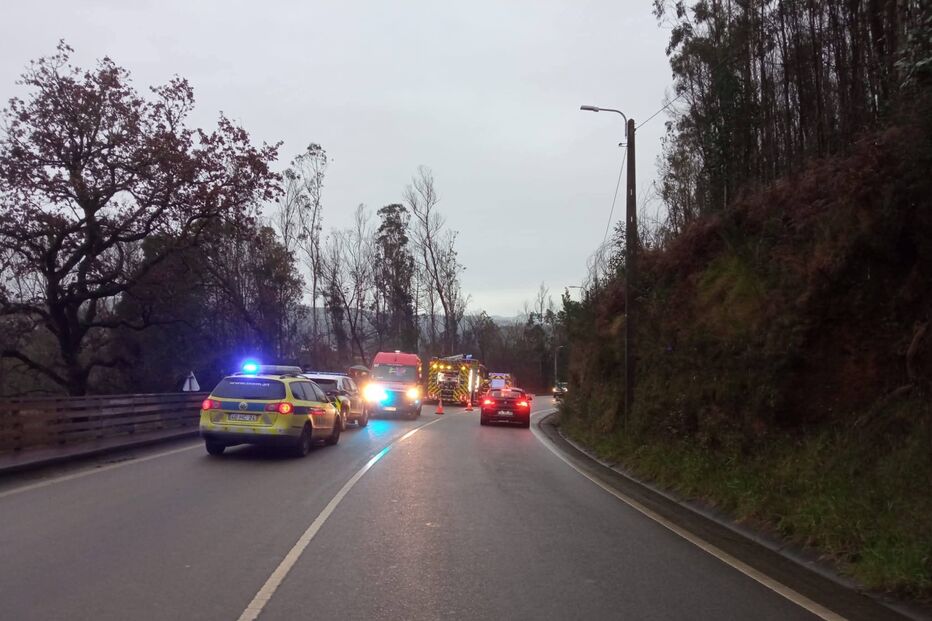 Condutora ferida após despiste de carro para ravina. Bombeiros e INEM no local