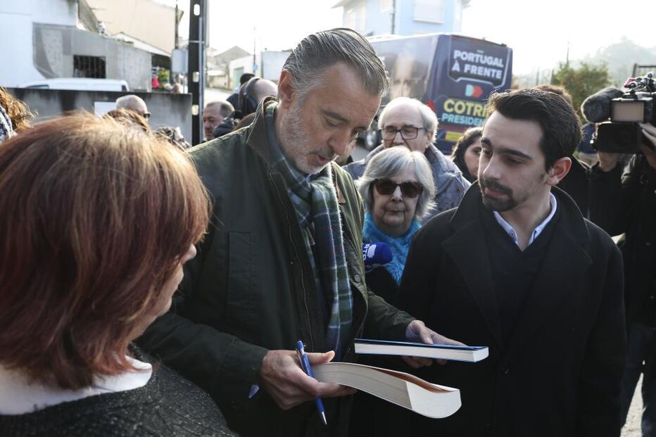 Cotrim de Figueiredo, candidato apoiado pela IL, em campanha para as eleições presidenciais