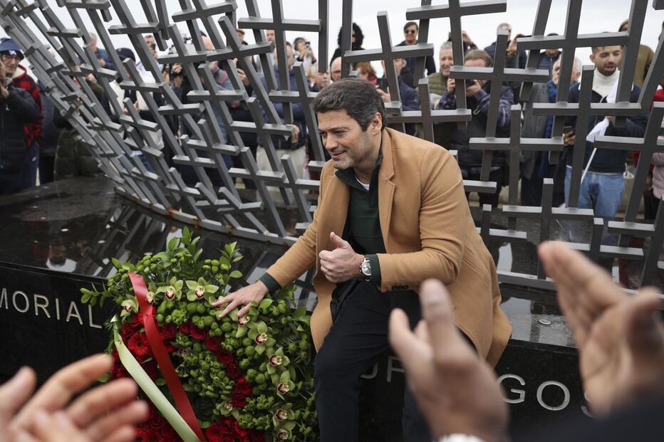Ventura deposita coroa de flores num memorial, sob aplausos