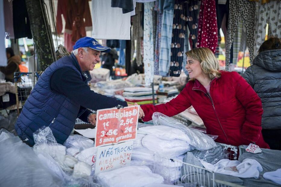 Catarina Martins visita feira com camisolas a 1€ e ouve vendedores