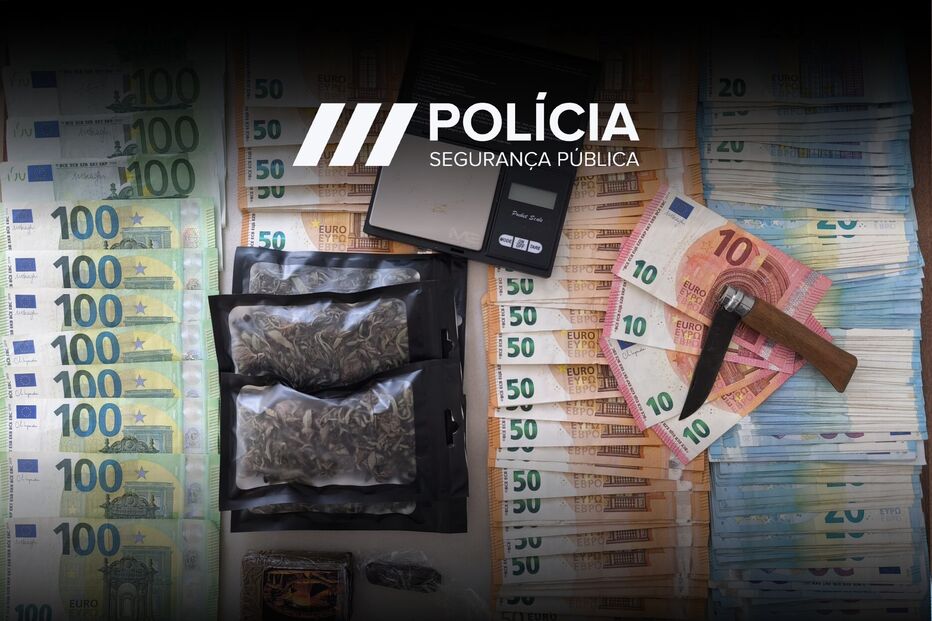 A Polícia Judiciária apreendeu dinheiro, droga e arma branca