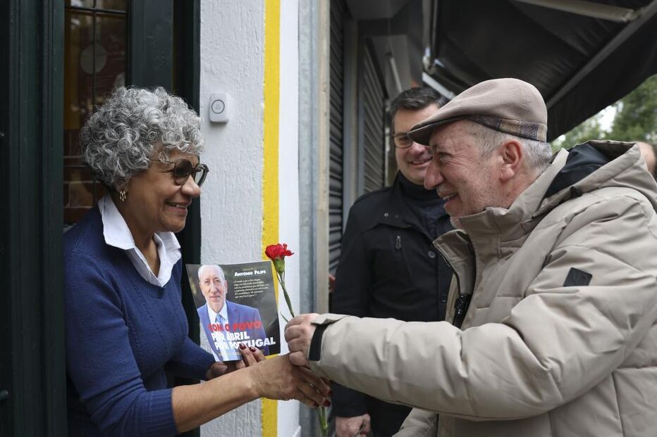 António Filipe apela ao voto com cravo vermelho