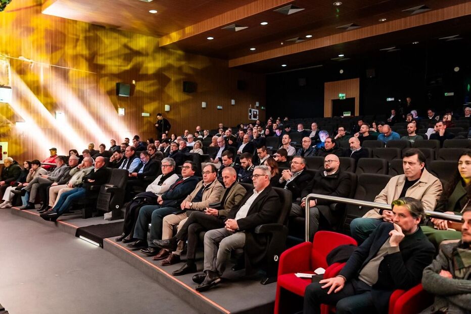 Muitos os pilotos e diversas individualidades marcaram presença no centro cultural de Carregal do Sal.jpg