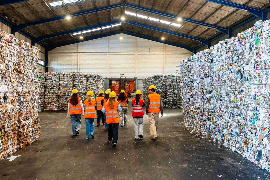 Visita à Central de Triagem de Embalagens da Tratolixo com L’Oréal Portugal e Sociedade Ponto Verde
