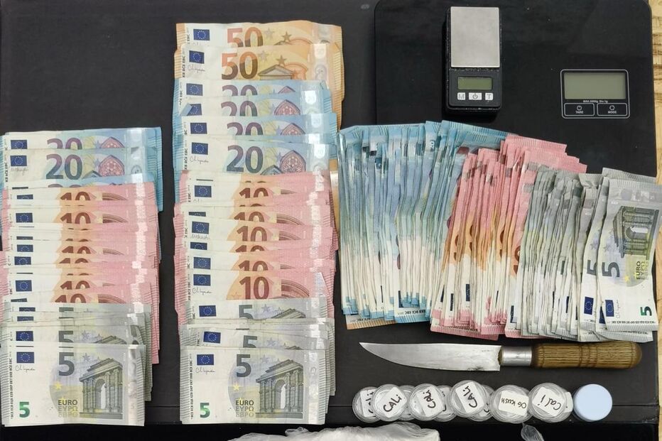 Apreensão de dinheiro e drogas, incluindo cocaína e haxixe