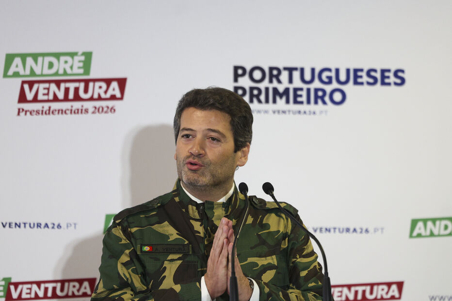 André Ventura discursa, num evento de campanha para as presidenciais de 2026