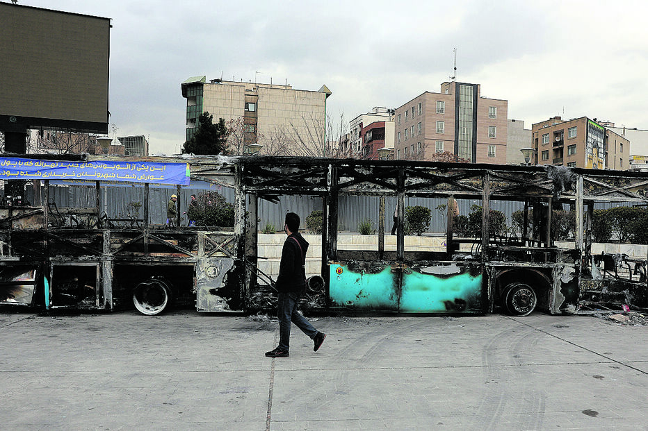 Um autocarro queimado durante os protestos contra o regime em Teerão