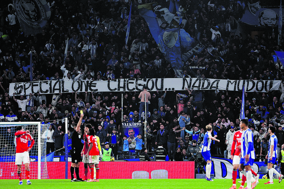 José Mourinho gozado pelos adeptos do FC porto pela má época desportiva