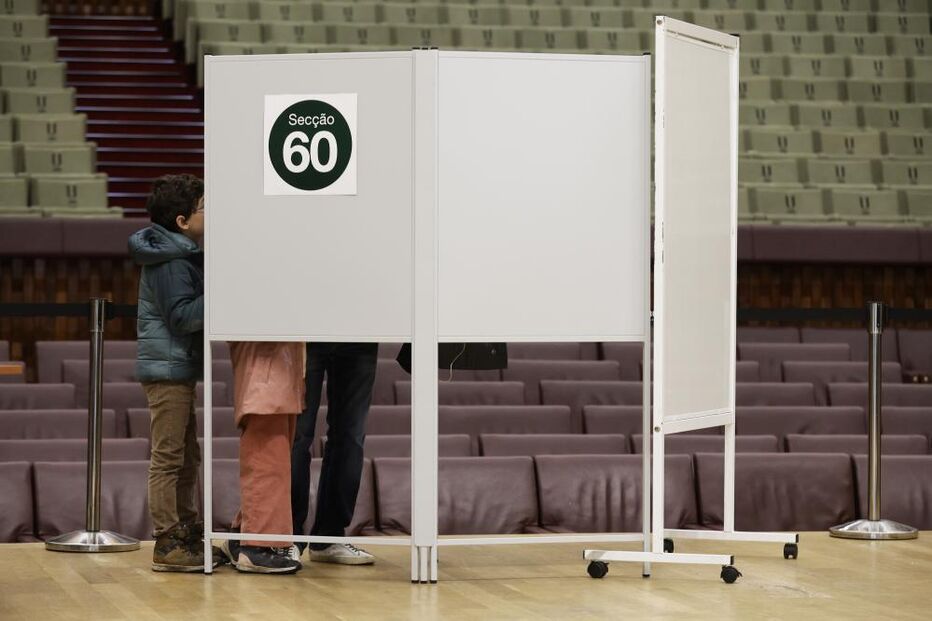 Eleições presidenciais: pessoas votam na secção 60