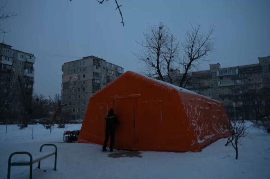 Kiev enfrenta falhas de energia com temperaturas negativas, tenda montada no exterior