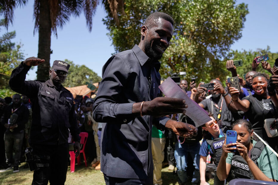 Líder da oposição no Uganda, Bobi Wine, sob prisão domiciliária