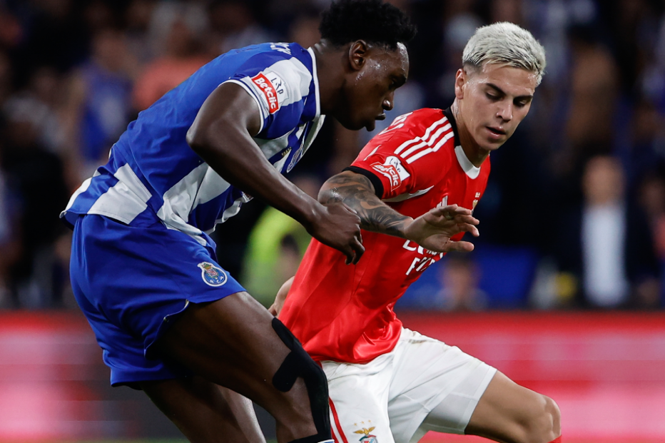 Samu e Enzo Barrenechea durante o clássico do campeonato