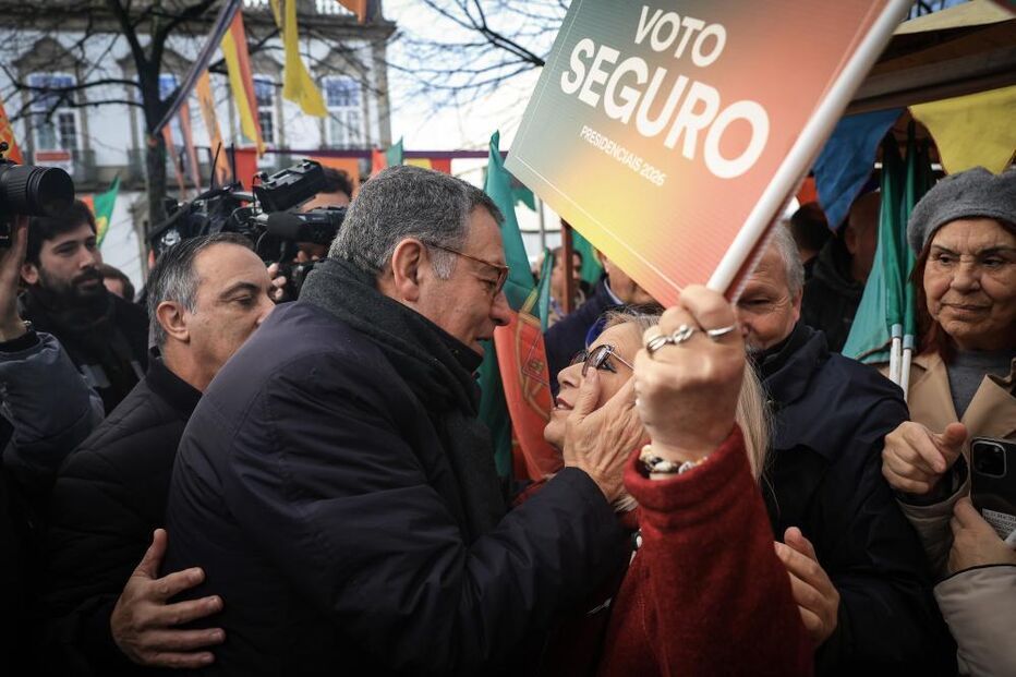 Seguro critica dificuldades dos portugueses e apela ao voto nas presidenciais