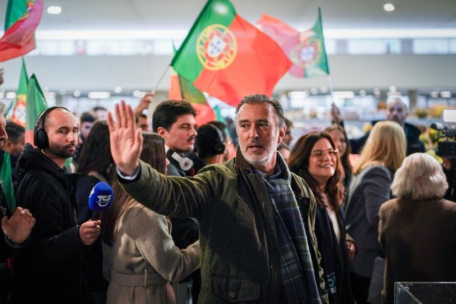 Cotrim Figueiredo discursa com bandeiras de Portugal