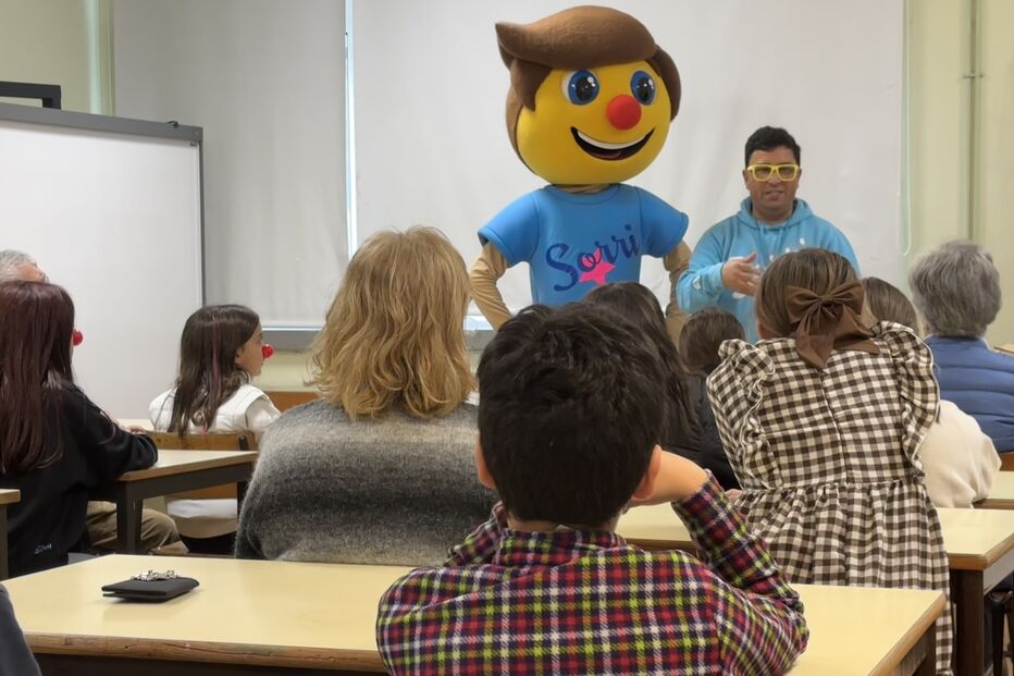 Aula de risoterapia junta crianças e idosos