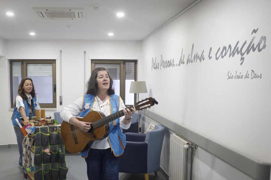 Músicos levam alegria e música aos hospitais, com instrumentos feitos de materiais diversos