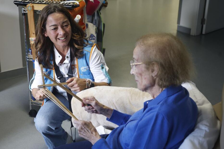 Música nos Hospitais leva alegria a pacientes com instrumentos feitos com material hospitalar