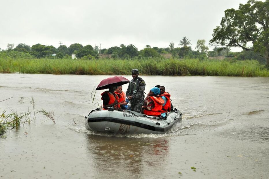 Sul de Moçambique: equipa de resgate auxilia famílias com casas inundadas