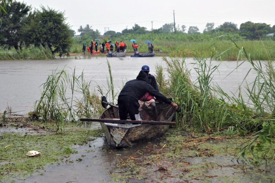 Inundações em Moçambique: equipas de resgate ajudam pessoas em barcos