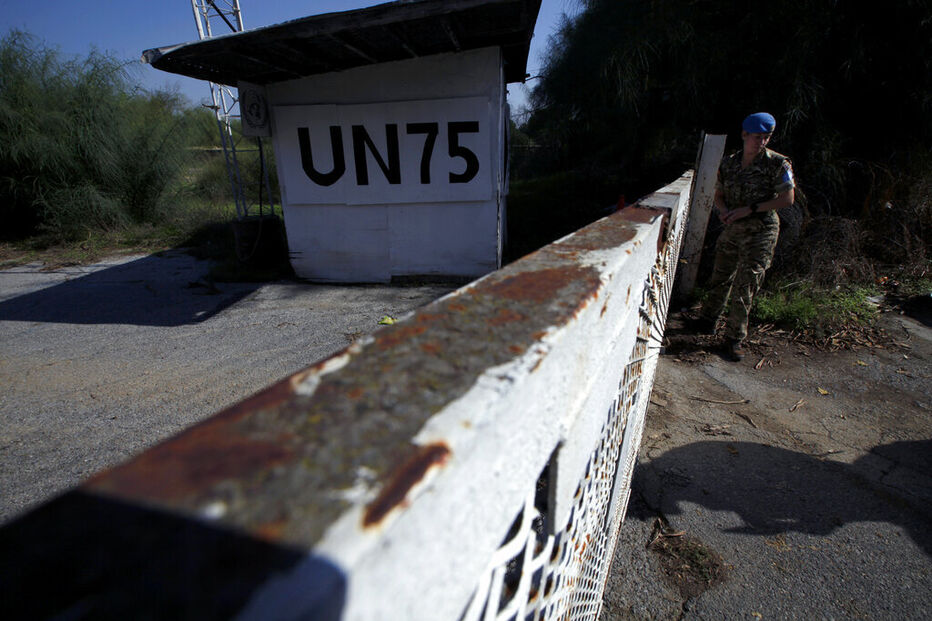 Militar das Nações Unidas perto da zona de separação em Chipre
